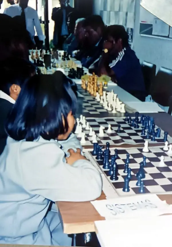Mi hermana jugando ajedrez y yo a su lado – Bedolla Chess Legacy