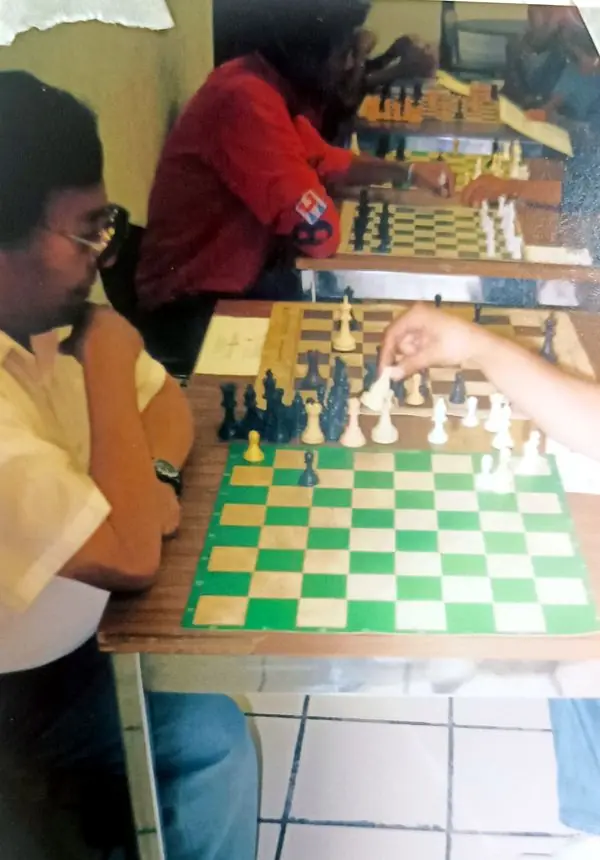 Mi papá observando cómo un alumno hace un ejercicio – Bedolla Chess Legacy