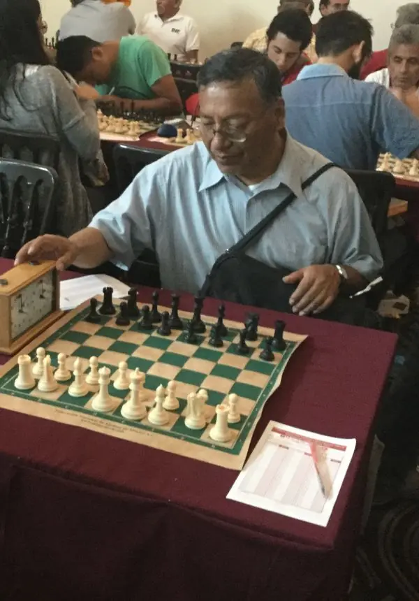 Mi papá preparándose para la partida – Bedolla Chess Legacy